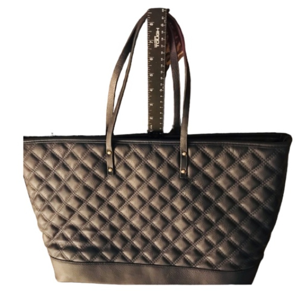 BCBG Paris XL Navy quilted tote bag clip closure inside zip pocket